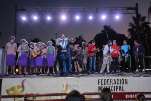 El pregonero del Carnaval de Almería, Felipe Berenguel; con su Comparsa de Gádor y la Charanga de La Voz.