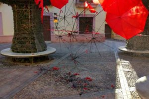 Los paraguas instalados en la Plaza Campoamor han sido quemados esta madrugada.