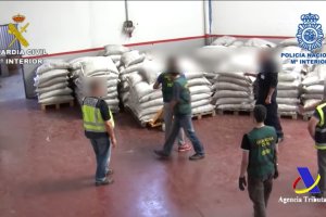 registro de la nave durante la operación policial conjunta.