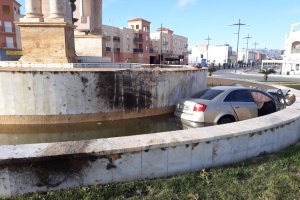Vehículo dentro de la fuente de entrada a Vera.