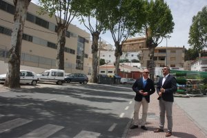El alcalde (derecha) estudiando con el anterior delegado de Fomento el proyecto en la avenida Lepanto.