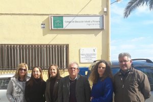 Delegada de Educación visitando el colegio en Vícar.