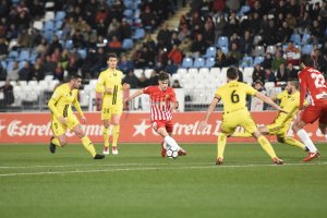Pozo con la pelota rodeado de amarillos de Osasuna.