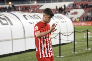 Pozo saludando a la grada tras la derrota frente a Osasuna.