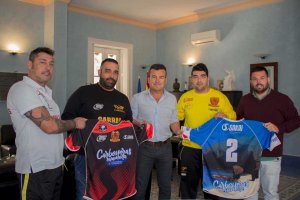 El alcalde de carboneras con la familia del rugby.