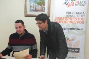 Alexis Pineda,  (de pie), junto a Manuel Álvarez, de la Oficina de Transparencia.