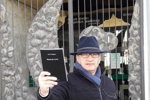 Javier Irigaray en la puerta de hierro de los juzgados de Vera.