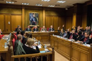 Diputados  socialistas y de IU votando el punto sobre el cese de Ángel Escobar.