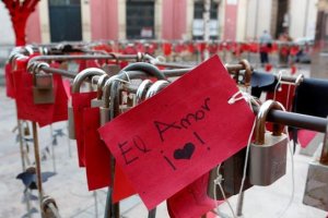 Decoración de San Valentín en la plaza de Campoamor.