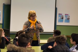 Paqui Serrano, directora del IAM, hoy, explicando la campaña a una clase de estudiantes de Bachillerato.