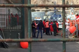 Llegada de una patera a los módulos de custodia del Puerto de Almería el pasado viernes
