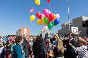 Suelta de globos en el colegio Ginés Morata esta mañana.