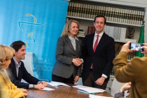 La presidenta del Colegio Oficial, Pepita Ortega, con el delegado de Salud, José María Martín, esta mañana.