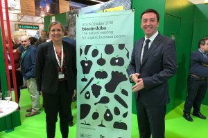 Vanessa Bernad, consejera delegada de Extenda, y Rodrigo Domínguez, viceconsejero de Agricultura, en la presentación de BIOCórdoba en Biofach.
