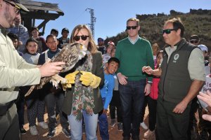 Los delegados de la Junta durante la liberación de las dos aves.