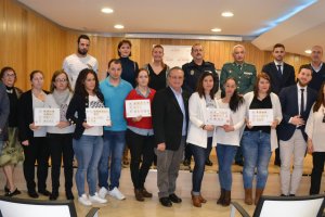 Los concejales con colaboradores en el programa con ejemplos de los pictogramas.