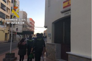 Las detenidas saliendo de dependencias de la Guardia Civil de Garrucha.
