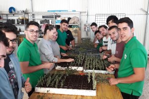Alumnos de la Escuela Agraria con ejemplares de las plantas que servirán para reforestar unas 20 hectáreas de la Sierra de Gádor.