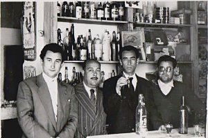 Bartolomé  García, Pedro Amador, Frasquito Segura y José Ramón Sogorb el Alicantino, en la barra del bar,  convidándose un día cualquier de los años 
