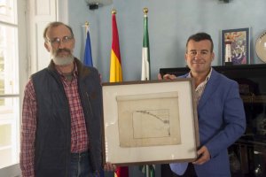 El alcalde y el secretario muestran el mapa del fondeadero de Carboneras.
