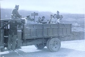Regreso  de familias, que llegaron exhaustas a Almería, a sus casas en Motril, auxiliadas por camiones republicanos. / AHP.
