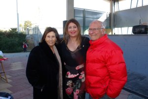 Los padres del prestigioso tenista español Álex Corretja, Luis y Luisa, con la alcaldesa de Benahadux, Mª Carmen Soriano.