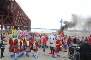 La Murga de los bisbales, Los Herederos del 3x4; y la mascota de LA VOZ, Vozito; durante la quema de la Sardina.