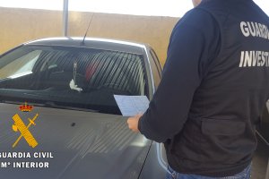 Agente junto a uno de los vehículos de la trama.