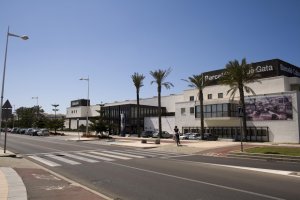 Imagen de una de las vías principales de El Toyo.