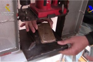 Prensa para las placas del hachís localizada por la GC.