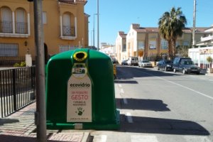 Contenedor de vidrio en una calle de Vera.