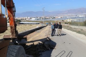 Maquina trabajando en el camino de Balerma que se está acondicionando.