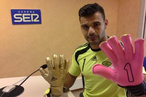 El día que Dona visitó la Cadena SER con el guante de oro.