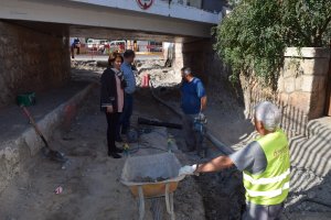 La alcaldesa,  en el paso subterráneo, sometido a una profunda mejora.