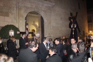 Uno de los momentos más emotivos del Vía Crucis general de la Agrupación tuvo lugar en la quinta Estación que realizó la Hermandad de Estudiantes en 