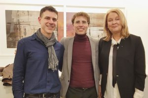 Karlos Kaplan, artista, Emilio Fernández, galerista, y Connie Westendorp, artista, durante la inauguración.