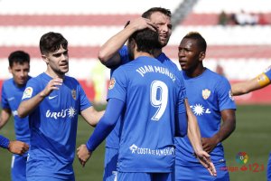 Pozo acude a celebrar el tercer gol de Juan Muñoz.
