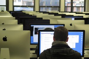 Las aulas digitales son ya totalmente habituales en los centros privados, permitiendo a los alumnos familiarizarse con las nuevas tecnologías.