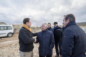 El alcalde saluda al presidente en  su visita a Macael.