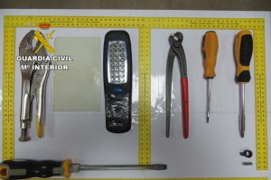 Herramientas que portaba el detenido en una mochila cuando fue localizado.