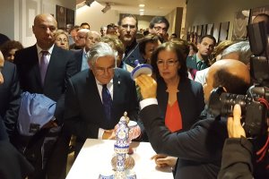 Andrés García Lorca y Gracia Fernández atienden a una explicación sobre una de las obras expuestas.