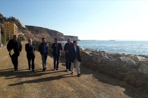 Visita de las autoridades a la playa de El Palmer.