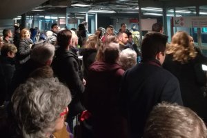 Foto cedida por Nacho Berenguel que muestra a los viajeros afectados por el retraso durante la espera en Atocha.