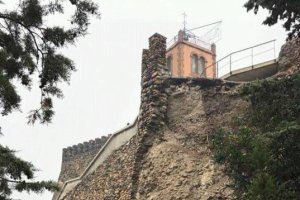Restos del torreón caído por las lluvias.