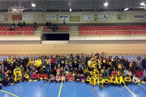 Alumnos de las escuelas municipales deportivas de Tabernas tras la entrega de equipaciones.