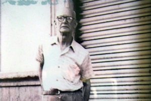 Eduardo Blanes Alcaraz, eterno comerciante, en la puerta de Casa Blanes.