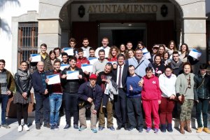 El alcalde con los usuarios del Centro Ocupacional y los alumnos del programa.
