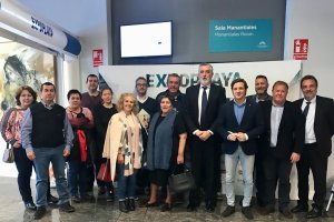 El concejal de Playas roquetero con empresarios del sector en Expoplayas.