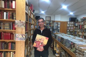 Alejandro Sánchez con un vinilo de los Ilegales.