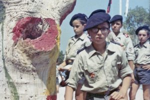 Un grupo de niños de la OJE en una de las acampadas que entonces se hacían en el campamento Juan de Austria de Aguadulce en los meses de verano. La i